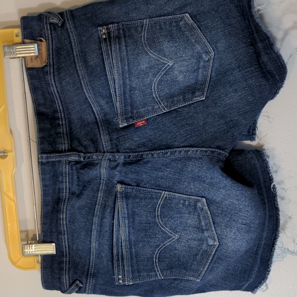 Levi's Jeans Shorts. - Picture 2 of 5